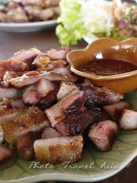 Delicious food at the junction of Chom Tom and the road to Doi Inthanon.